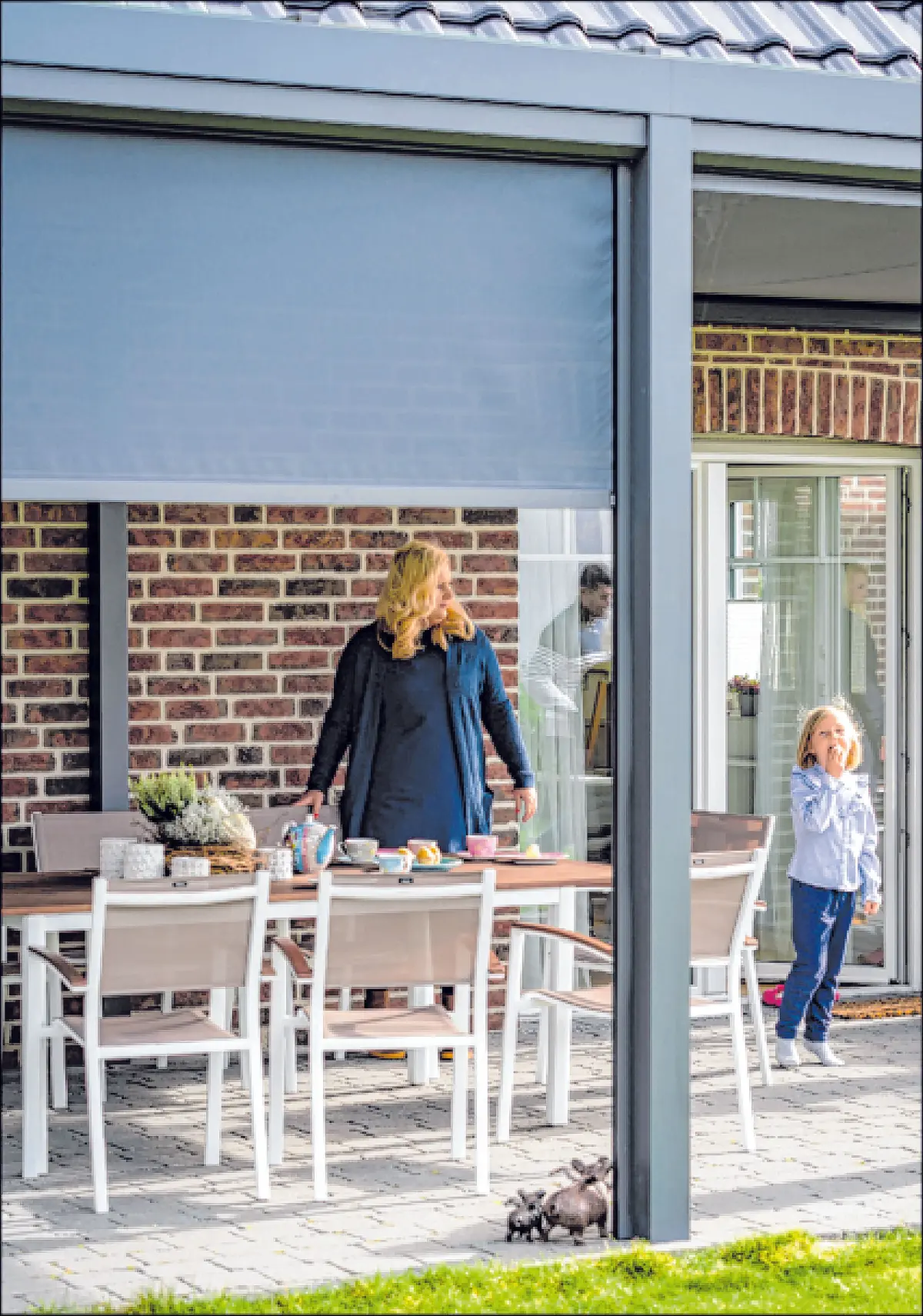 Ob Wohnzimmer oder Terrasse – zu viel Sonne ist ungemütlich. Außenliegender Sonnenschutz hält die Hitze zuverlässig fern, ohne Strom zu verbrauchen, und ist damit eine der wirksamsten Maßnahmen, um im Eigenheim die Folgen des Klimawandels abzumildern. Foto: txn/BVRS