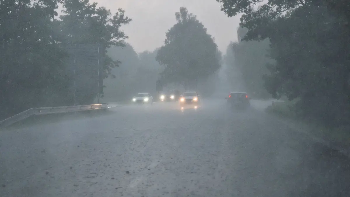 Wetter in Tschechien: 29.06.2026, Tschechien, Štilec: Heftige Gewitter und Starkregen beeinträchtigen den Verkehr in Südböhmen. Foto: Václav Pancer/CTK/dpa +++ dpa-Bildfunk +++