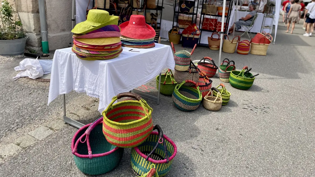 Neben Rosen gab es auch jede Menge Hüte, Taschen, Keramik und Kleidung zu kaufen.