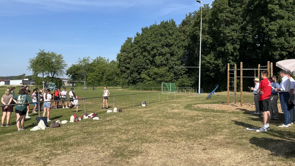 Erlebniswanderung mit Wanderchallange Schwöer-Haus 2026. Die Klasse 6 der Münsterschule Zwiefalten präsentiert ihre Fahne und ihren Teamauftritt vor der Jury. Zum Gremium gehörten neben Landrat Ulrich Fiedler Vertreter der Gemeinde, der Kreishandwerkerschaft, der Handwerkskammer, der Industrie- und Handelskammer sowie von Schwörer-Haus.