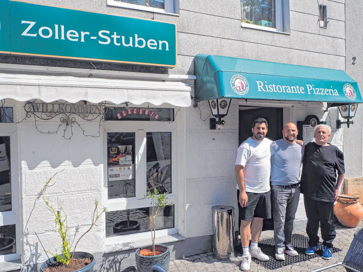 Ganz eng sind die Betreiber auch mit ihren Lieferanten – frische Produkte aus Italien sollen es nämlich stets sein. Die Lieferanten und Partner, wie etwa Rocco Pompedio von "myfood" aus Geislingen, sind beim Jubiläumsfest mit von der Partie und bescheren gerne Preise für die Tombola. So nehmen Maurizio und Biagio Ricciardi ihn gern in ihre Mitte.⇥Foto: Christian Steinhilber