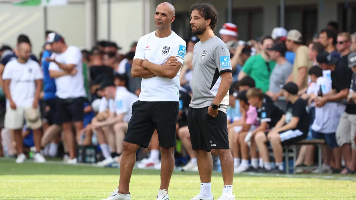 28.06.2026, Fussball, Saison 2026/2027, Regionalliga Südwest, Sportplatz Strass Strass, Testspiel, FC Strass - SSV Ulm 1846 Fußball : 28.06.2026, Fussball, Saison 2026/2027, Regionalliga Südwest, Sportplatz Strass Strass, Testspiel, FC Strass - SSV Ulm 1846 Fußball 28.06.2026, Fussball, Saison 2026/2027, Regionalliga Südwest, Sportplatz Strass Strass, Testspiel, FC Strass - SSV Ulm 1846 Fußball v.l. Leiter Lizenzmannschaft und Scouting Mario Estasi SSV Ulm 1846 Fußball, Trainer Cheftrainer Daniel Jungwirth SSV Ulm 1846 Fußball Foto: Lucca Fundel Strass Sportplatz Strass Bayern Deutschland *** June 28, 2026, Soccer, 20262027 Season, Regionalliga Southwest, Strass Strass Stadium, Friendly Match, FC Strass vs. SSV Ulm 1846 Soccer June 28, 2026, Soccer, 20262027 Season, Regionalliga Southwest, Strass Strass Sports Field, Friendly Match, FC Strass vs. SSV Ulm 1846 Soccer from left: Mario Estasi, Head of the Licensed Team and Scouting, SSV Ulm 1846 Soccer Head Coach Daniel Jungwirth, SSV Ulm 1846 Soccer. Photo by Lucca Fundel, Strass Sports Field, Strass, Bavaria, Germany