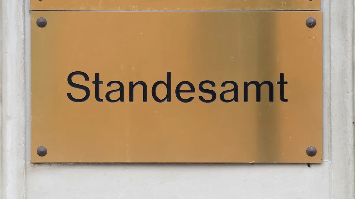 „Standesamt“ steht auf einem Schild am Rathaus: ARCHIV - Eine Änderung des Familiennamens ist für Erwachsene auch ohne Heirat unter bestimmten Voraussetzungen möglich. Foto: Paul Zinken/dpa/dpa-mag - Honorarfrei nur für Bezieher des Dienstes dpa-Magazin +++ dpa-Magazin +++