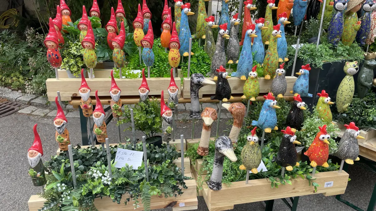 Gartendeko so weit das Auge reicht.