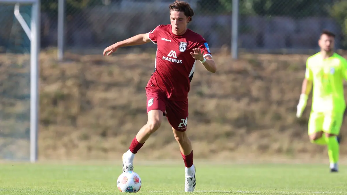 28.06.2026, Fussball, Saison 2026/2027, Regionalliga Südwest, Sportplatz Strass Strass, Testspiel, FC Strass - SSV Ulm 1846 Fußball : 28.06.2026, Fussball, Saison 2026/2027, Regionalliga Südwest, Sportplatz Strass Strass, Testspiel, FC Strass - SSV Ulm 1846 Fußball 28.06.2026, Fussball, Saison 2026/2027, Regionalliga Südwest, Sportplatz Strass Strass, Testspiel, FC Strass - SSV Ulm 1846 Fußball Freisteller Einzelbild 24 Felix Vater SSV Ulm 1846 Fußball Foto: Lucca Fundel Strass Sportplatz Strass Bayern Deutschland *** June 28, 2026, Soccer, 20262027 Season, Regionalliga Southwest, Strass Strass Stadium, Friendly Match, FC Strass vs. SSV Ulm 1846, June 28, 2026, Soccer, 20262027 Season, Regionalliga Southwest, Strass Strass Sports Field, Friendly Match, FC Strass vs. SSV Ulm 1846 Soccer, Cropped Single Image 24, Felix Vater, SSV Ulm 1846 Soccer, Photo by Lucca Fundel, Strass Sports Field, Strass, Bavaria, Germany