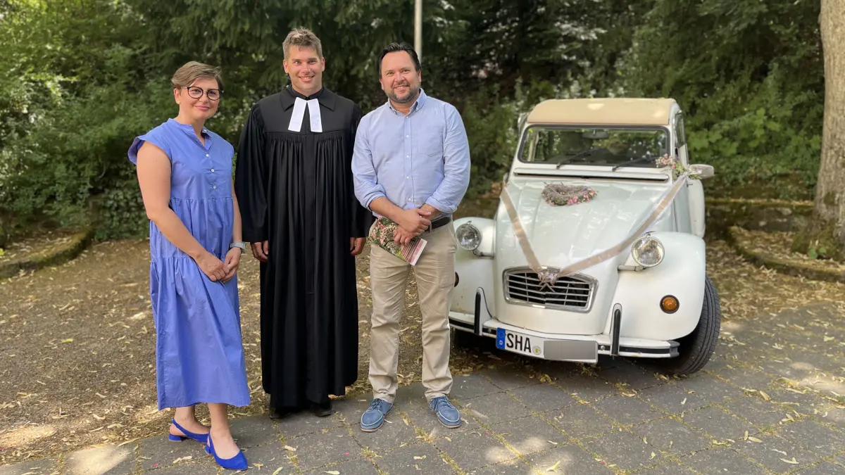 Maja und Rafal Bezuch, mit Pfarrer Matthias Herrmann, Aktion Einfach Heiraten in St. Katharina in Hall