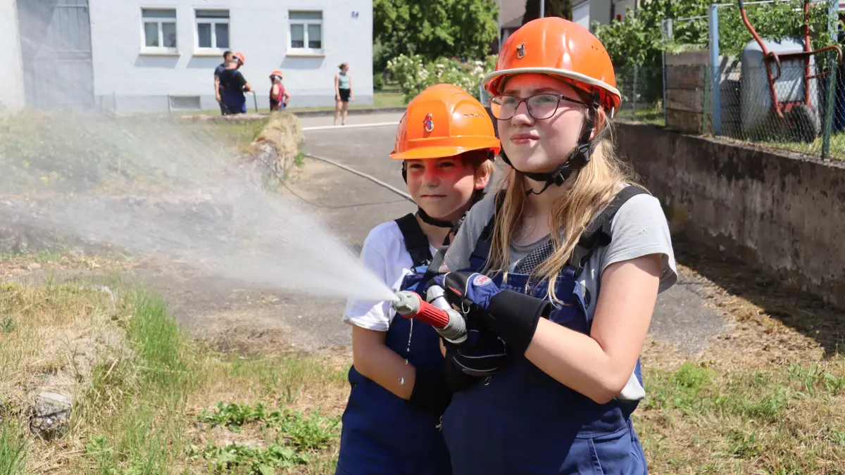Die Jugendfeuerwehr Dettingen war in die Hauptübung eingebunden. Die Nachwuchskräfte gingen in Riegelstellung, um eine weitere Ausbreitung des Brandes zu verhindern.