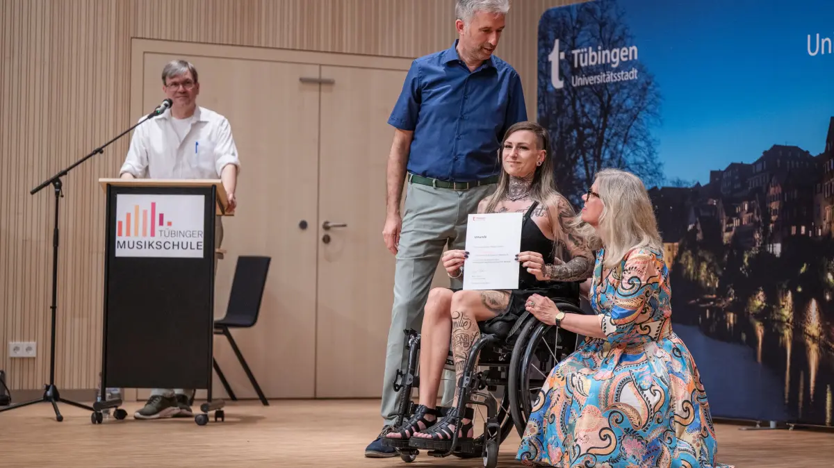 Oberbürgermeister Boris Palmer und Sozialbürgermeisterin Gundula Schäfer-Vogel übergeben bei der Sportlerehrung in der Tübinger Musikschule eine Urkunde an Cary Hailfinger.