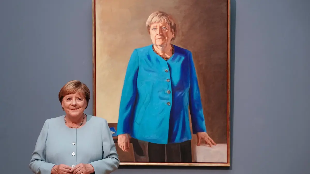 Präsentation von Porträt von Ex-Kanzlerin Merkel: 30.06.2026, Berlin: Angela Merkel, ehemalige Bundeskanzlerin, steht vor ihrem Porträt für die Ahnengalerie im Bundeskanzleramt. Das Bild wird im Bode-Museum bis zum 04.10.2026 ausgestellt und kommt anschließend ins Bundeskanzleramt. Foto: Kay Nietfeld/dpa +++ dpa-Bildfunk +++
