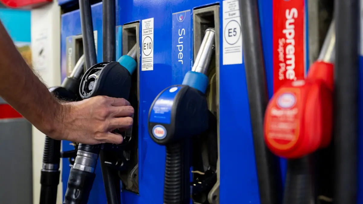 Tankrabatt läuft aus: ARCHIV - 01.09.2022, Bayern, München: Ein Autofahrer hängt an einer Tankstelle eine Zapfpistole in die Zapfsäule. (zu dpa: «Minister für Preisbremse bei Sprit nach Tankrabatt-Ende») Foto: Lennart Preiss/dpa +++ dpa-Bildfunk +++