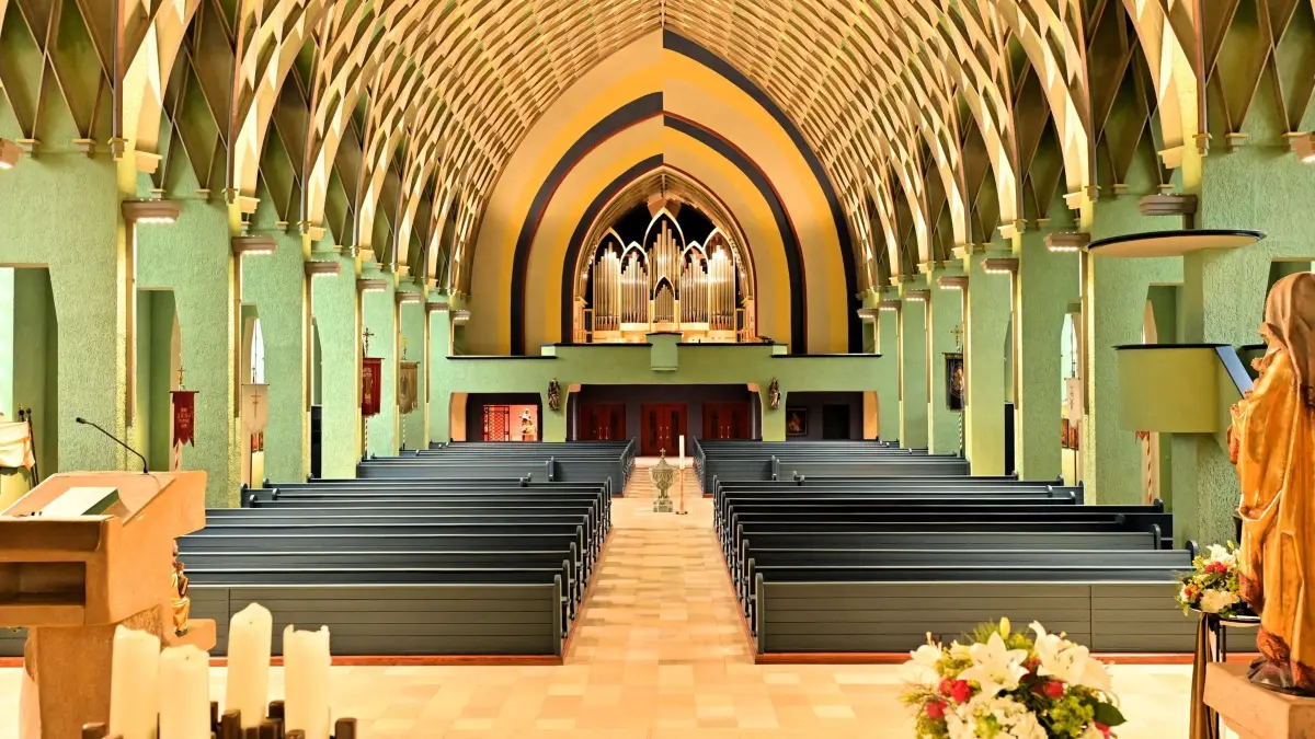 Der Blick vom Altarraum der neu renovierten Kirche in das Kirchenschiff.