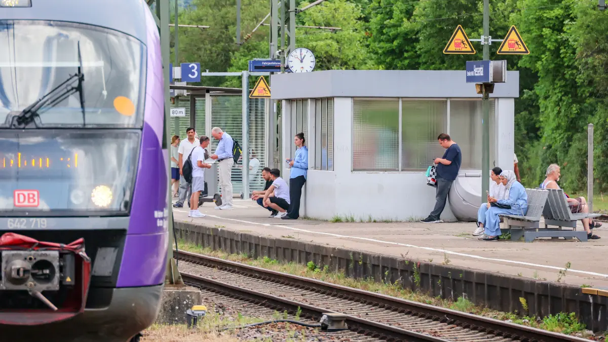 Bahn Bahnhof Murrbahn - Zug -Zugverkehr - erneut Ausfälle auf der Strecke zwischen Schwäbisch Hall Hessental und Stuttgart - Bahnhof Hessental - Bahnsteig - Gleis