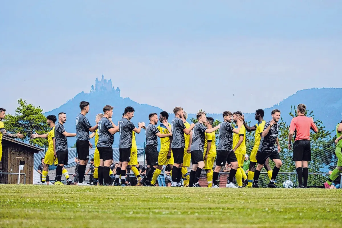 Letztes Jahr in Grosselfingen, heuer in Stetten: Das Turnier unterm Zoller ist alljährlich ein Highlight für die Kicker in und um Hechingen.⇥Foto: Maximilian Schwabenthan