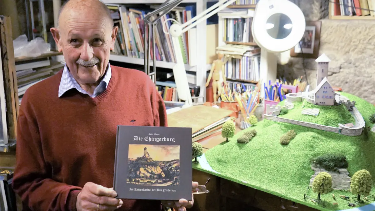 (ohne Überschrift): Vorsicht: Dieses Foto ist möglicherweise nur für den einstigen Verlag Schwäbisches Tagblatt verwendbar. Peter Wagner hat über die untergegangene Burg in Bad Niedernau nicht nur ein Buch geschrieben, sondern auch gleich ein Modell bauen lassen
