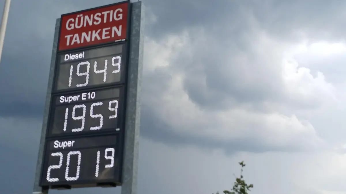 Gegen 15 Uhr liegen die Preise - hier in Balingen - um zwei Euro pro Liter.
