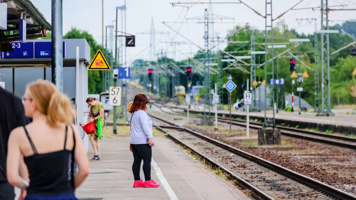 Bahn Bahnhof Murrbahn - Zug -Zugverkehr - erneut Ausfälle auf der Strecke zwischen Schwäbisch Hall Hessental und Stuttgart - Bahnhof Hessental - Bahnsteig - Gleis