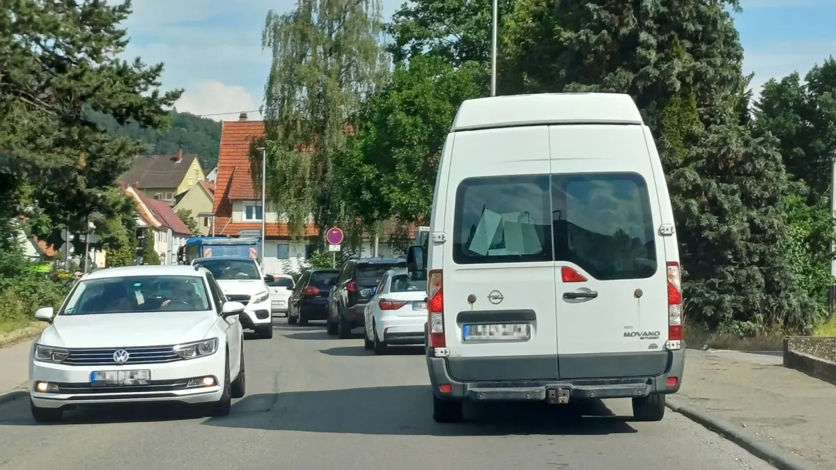 Auch zwischen Frommern und Dürrwangen sind die Straßen nach dem Unfall im Feierabendverkehr verstopft.