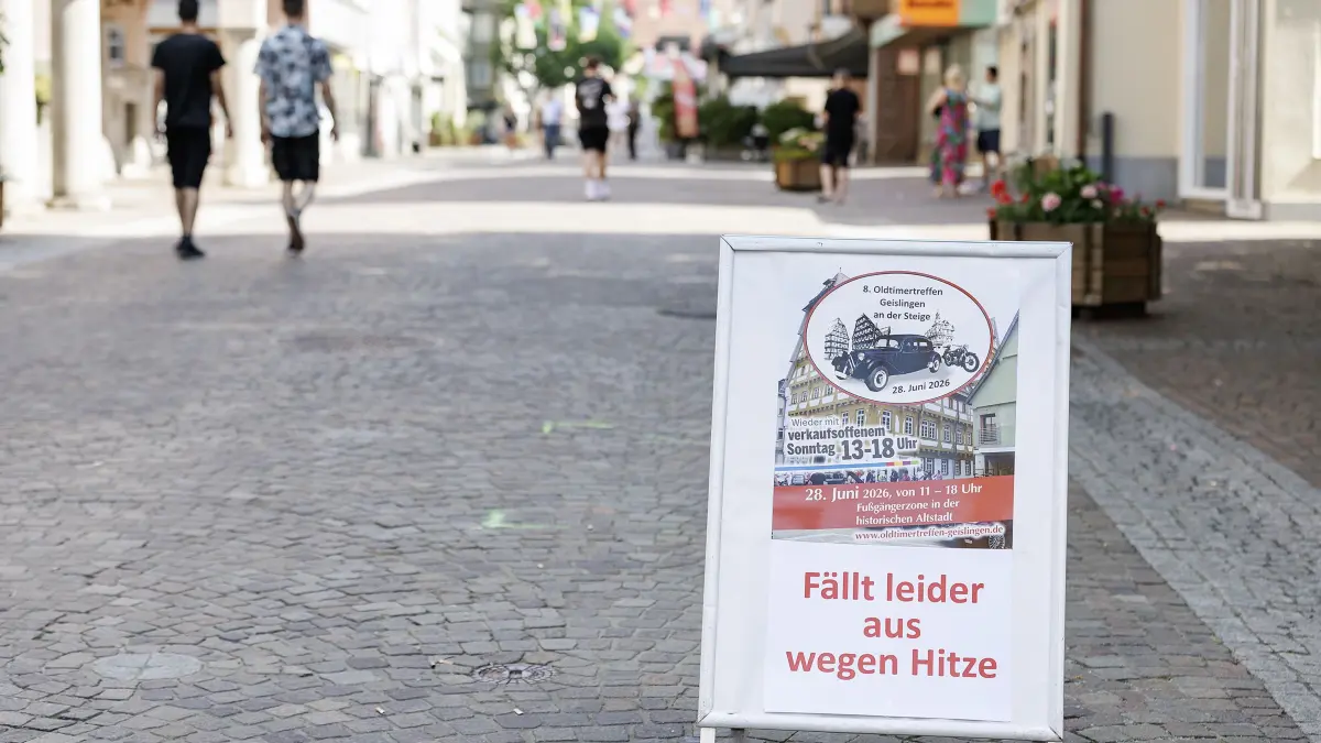 Am nördlichen Ende der Geislinger Fußgängerzone wies dieses Schild am Sonntag, 28.6.2026, darauf hin, dass das 8. Oldtimertreffen hitzebedingt abgesagt worden war. Am zeitgleich stattfindenden verkaufsoffenen Sonntag beteiligten sich nur vereinzelt Geschäfte in der Altstadt.
