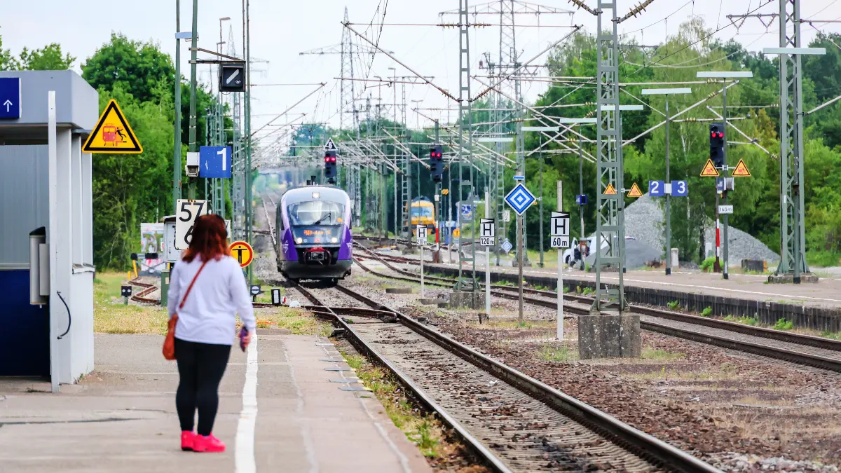 Bahn Bahnhof Murrbahn - Zug -Zugverkehr - erneut Ausfälle auf der Strecke zwischen Schwäbisch Hall Hessental und Stuttgart - Bahnhof Hessental - Bahnsteig - Gleis