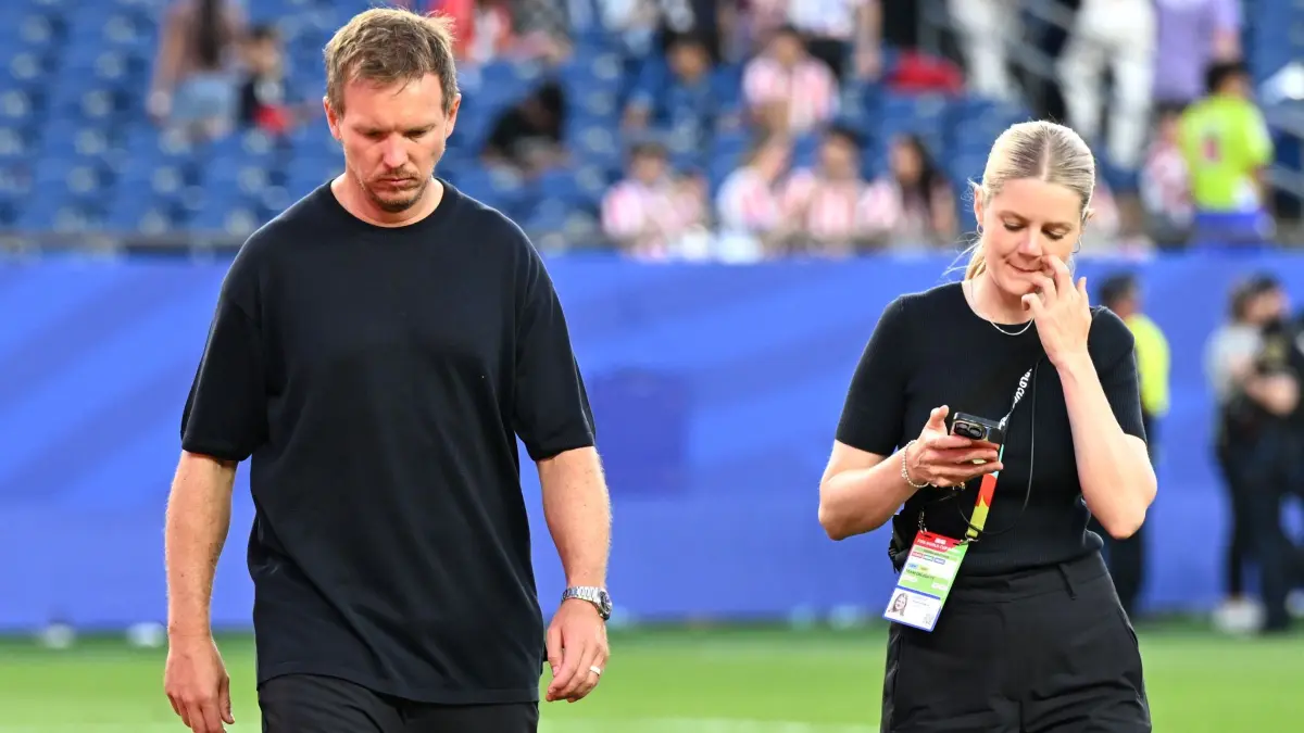 WM 2026 - Deutschland - Paraguay: 30.06.2026, USA, Foxborough: Fußball, Männer, WM 2026, Nationalmannschaft, Deutschland - Paraguay, Sechzehntelfinale im Boston -Stadion, Bundestrainer Julian Nagelsmann und DFB-Pressesprecherin Franziska Wülle gehen nach dem verlorenen Spiel über den Platz.
ACHTUNG: Gemäß den Auflagen der FIFA dürfen die Bilder ausschließlich zur redaktionellen Verwendung genutzt werden. Eine kommerzielle Nutzung ist ausgeschlossen. Zudem dürfen keine videoähnlichen Sequenzen erstellt werden, und es dürfen keine Veränderungen weder im Vordergrund noch im Hintergrund am Bild vorgenommen werden. Foto: Federico Gambarini/dpa +++ dpa-Bildfunk +++