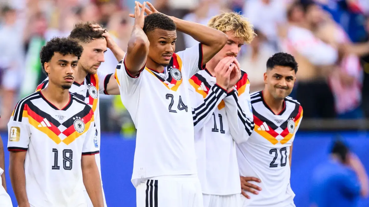 WM 2026 - Deutschland - Paraguay: 29.06.2026, USA, Foxborough: Fußball, Männer: WM, Deutschland - Paraguay, Finalrunde, Sechzehntelfinale, Boston-Stadion, Nathaniel Brown (Deutschland), Leon Goretzka (Deutschland), Malick Thiaw (Deutschland), Nick Woltemade (Deutschland) und Nadiem Amiri (Deutschland) reagieren nach dem Spiel unzufrieden. Deutschland verliert im Elfmeterschießen.
ACHTUNG: Gemäß den Auflagen der FIFA dürfen die Bilder ausschließlich zur redaktionellen Verwendung genutzt werden. Eine kommerzielle Nutzung ist ausgeschlossen. Zudem dürfen keine videoähnlichen Sequenzen erstellt werden, und es dürfen keine Veränderungen weder im Vordergrund noch im Hintergrund am Bild vorgenommen werden. Foto: Tom Weller/dpa +++ dpa-Bildfunk +++