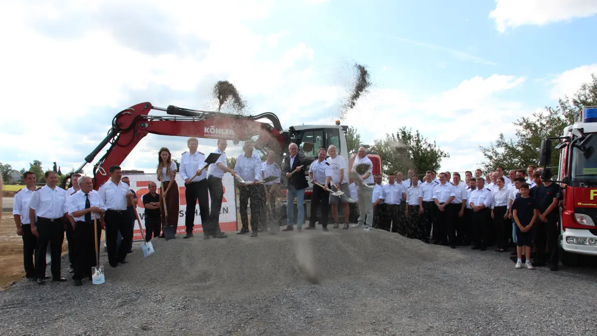 Für das rund 4,4 Millionen Euro teure Feuerwehrhaus der Abteilungswehr Vollmaringen nahmen nun Vertreter der Feuerwehr, Stadt, Handwerker und Planer den Spatenstich vor.Foto: Feinler