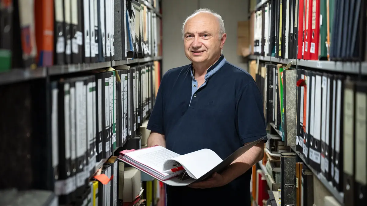 Der langjährige Kreisarchivar Wolfgang Sannwald an seinem letzten Arbeitstag im Tübinger Landratsamt im Archiv neben seinen Forschungsarbeiten aus den 90er Jahren. 06 26 Foto Carolin Albers