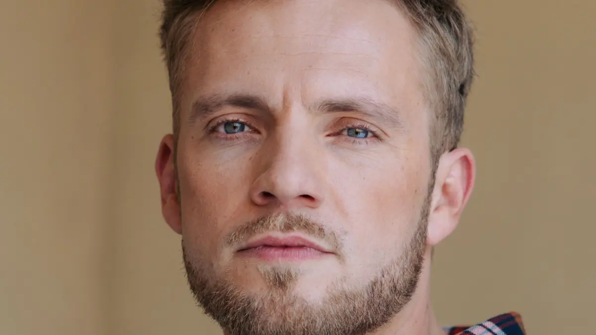 GZSZ-Liebling Paul Wiedmann (Niklas Osterloh) hat Stress mit seiner Tochter.