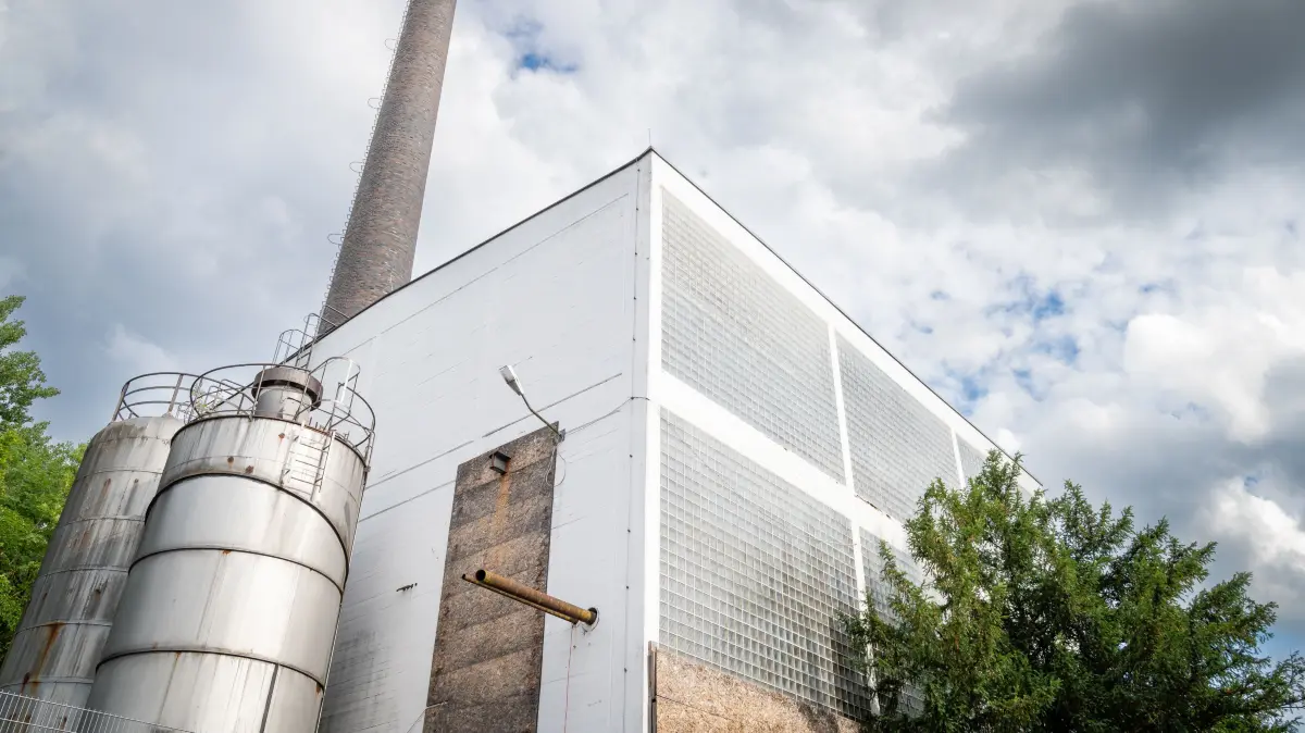 Das ehemalige Kesselhaus der Pausa-Fabrik. Hier sollen in Zukunft die Stoffe gelagert werden. Damit die Außenhülle des Hauses erhalten bleibt, wird quasi in das Haus ein weiteres Haus gebaut, um die Stoffe der Pausa zu schützen.