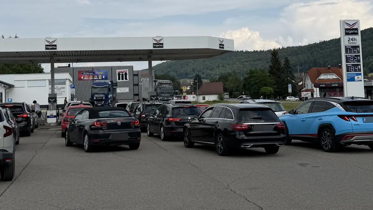 Trigema-Tankstelle in Burladingen: Hier brauchen Autofahrer Geduld