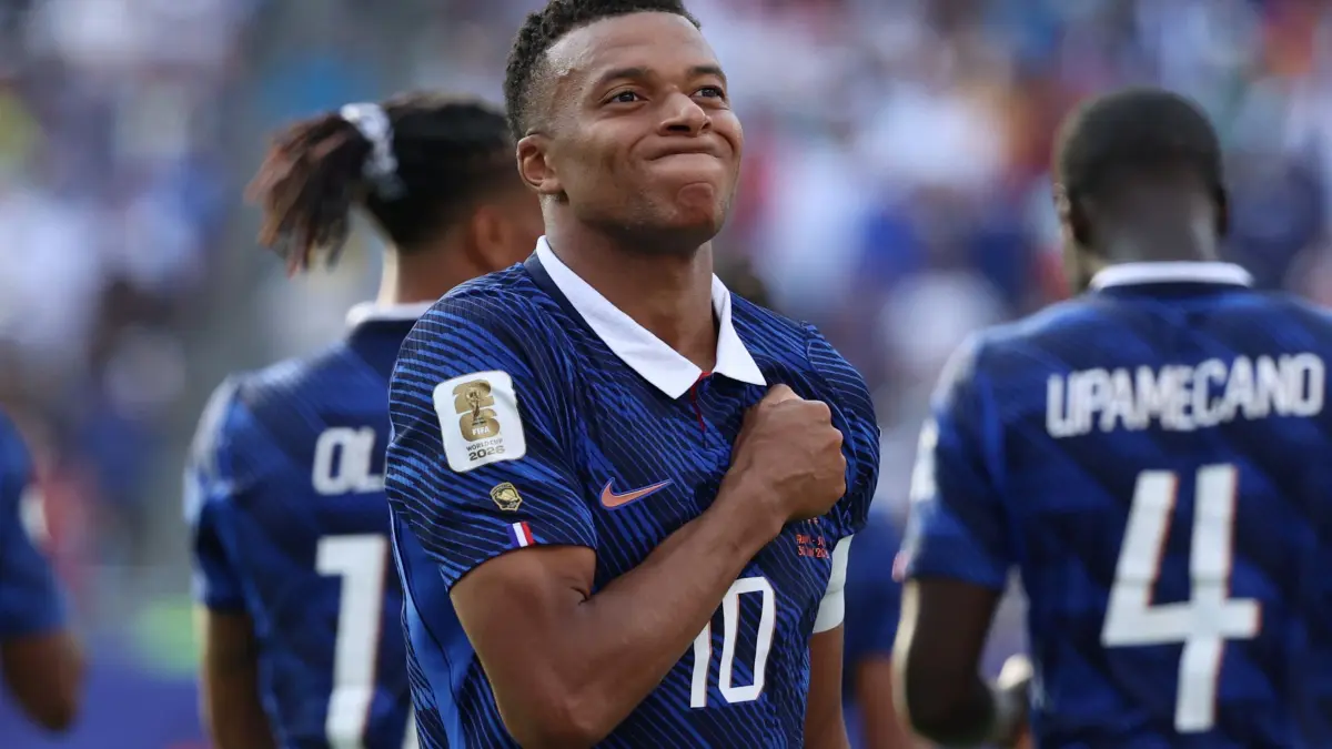 WM 2026 - Frankreich - Schweden: 30.06.2026, USA, East Rutherford: Fußball, Männer, WM 2026, Frankreich - Schweden, Finalrunde, Sechzehntelfinale, New York -New Jersey -Stadion, Kylian Mbappé (Frankreich) jubelt nach seinem zweiten Treffer zum 3:0. Foto: Pamela Smith/AP/dpa +++ dpa-Bildfunk +++