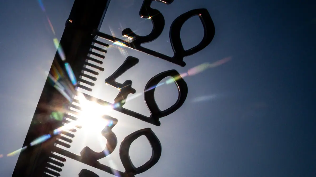Sommerwetter: ARCHIV - 14.08.2025, Mecklenburg-Vorpommern, Schwerin: Vor einem wolkenlosen blauen Himmel zeigt ein Außenthermometer in einem Garten bereits am Vormittag über 30 Grad Lufttemperatur an. (zu dpa: «Das sind Erkenntnisse nach der großen Hitze») Foto: Jens Büttner/dpa +++ dpa-Bildfunk +++