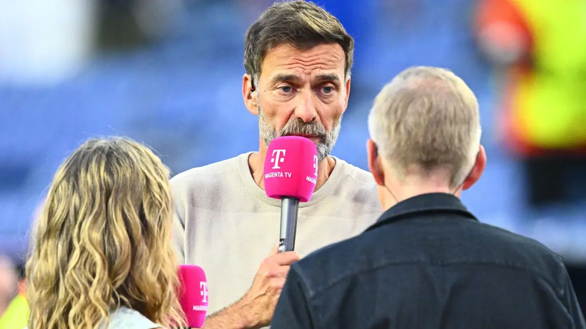 WM 2026 - Deutschland - Paraguay: 30.06.2026, USA, Foxborough: Fußball, Männer, WM 2026, Nationalmannschaft, Deutschland - Paraguay, Sechzehntelfinale im Boston -Stadion, Jürgen Klopp, TV-Experte, im Gespräch nach dem Spiel. Er ist als Experte für MagentaTV im Einsatz. ACHTUNG: Gemäß den Auflagen der FIFA dürfen die Bilder ausschließlich zur redaktionellen Verwendung genutzt werden. Eine kommerzielle Nutzung ist ausgeschlossen. Zudem dürfen keine videoähnlichen Sequenzen erstellt werden, und es dürfen keine Veränderungen weder im Vordergrund noch im Hintergrund am Bild vorgenommen werden. Foto: Tom Weller/dpa +++ dpa-Bildfunk +++