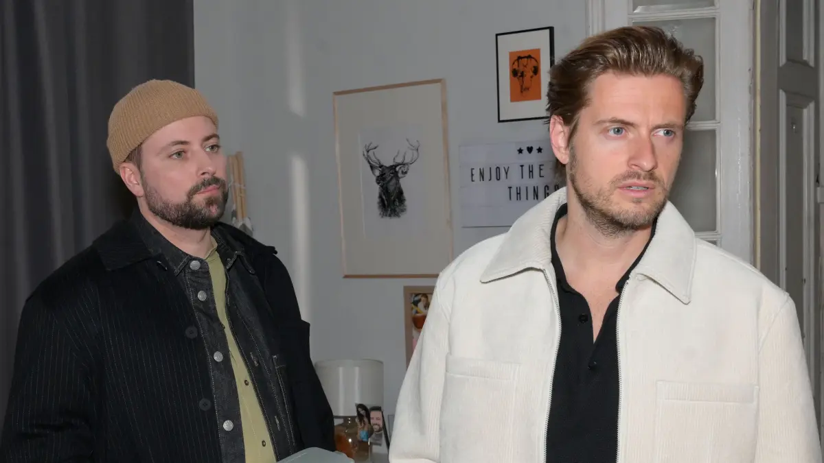 John (Felix von Jascheroff) muss Philip (Jörn Schlönvoigt) trösten.