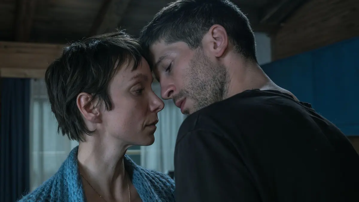 Zwischen Juliane (Julia Koschitz) und Vince (Slavko Popadic) knistert es.