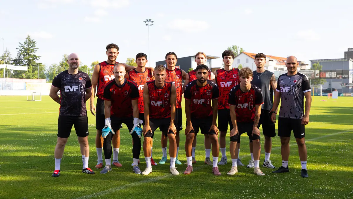 1.Göppinger SV, Fußball, Verbandsliga, wfv, - Trainingsauftakt, Saison 2026/2027, Rasensportplatz Stadion SV Göppingen, Hohenstaufen Str. 116, 73033 Göppingen, 29.06.2026 - 18:00 Uhr: Hintere Reihe (von links) :
Kadir Akay, Gino Portella, Vincent Sadler, Danis Dipa, Max Schlotterbeck, Emilio ??, ??, Daniel Güney,
Vordere Reihe (von links):
Marvin Seybold, Max Gjini, Alperen Nehir, Benjamin Duda
1.Göppinger SV, Fußball, Verbandsliga, wfv, - Trainingsauftakt, Saison 2026/2027, Rasensportplatz Stadion SV Göppingen, Hohenstaufen Str. 116, 73033 Göppingen, 29.06.2026 - 18:00 Uhr,
Foto: PhotoPeet / Sport- & Eventfotografie / Peter Harich