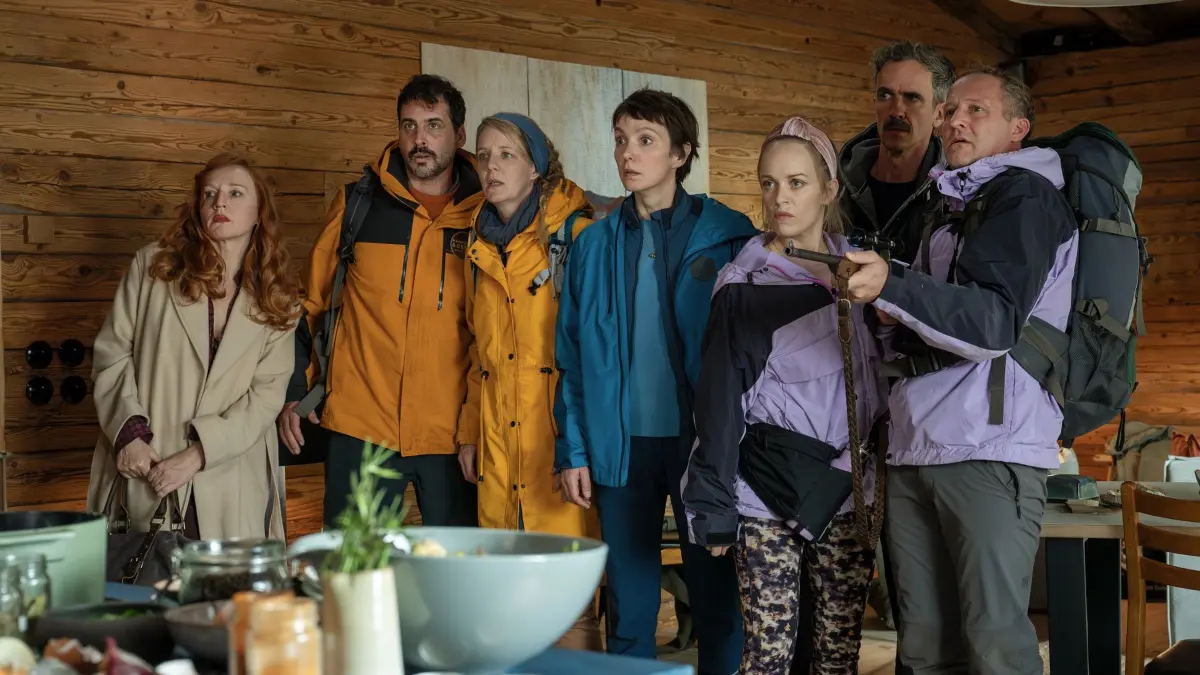 In „Nix ist fix“ will eine Gruppe von Freundinnen und Freunden in Julianes (Julia Koschnitz, M.) Chalet Urlaub machen.