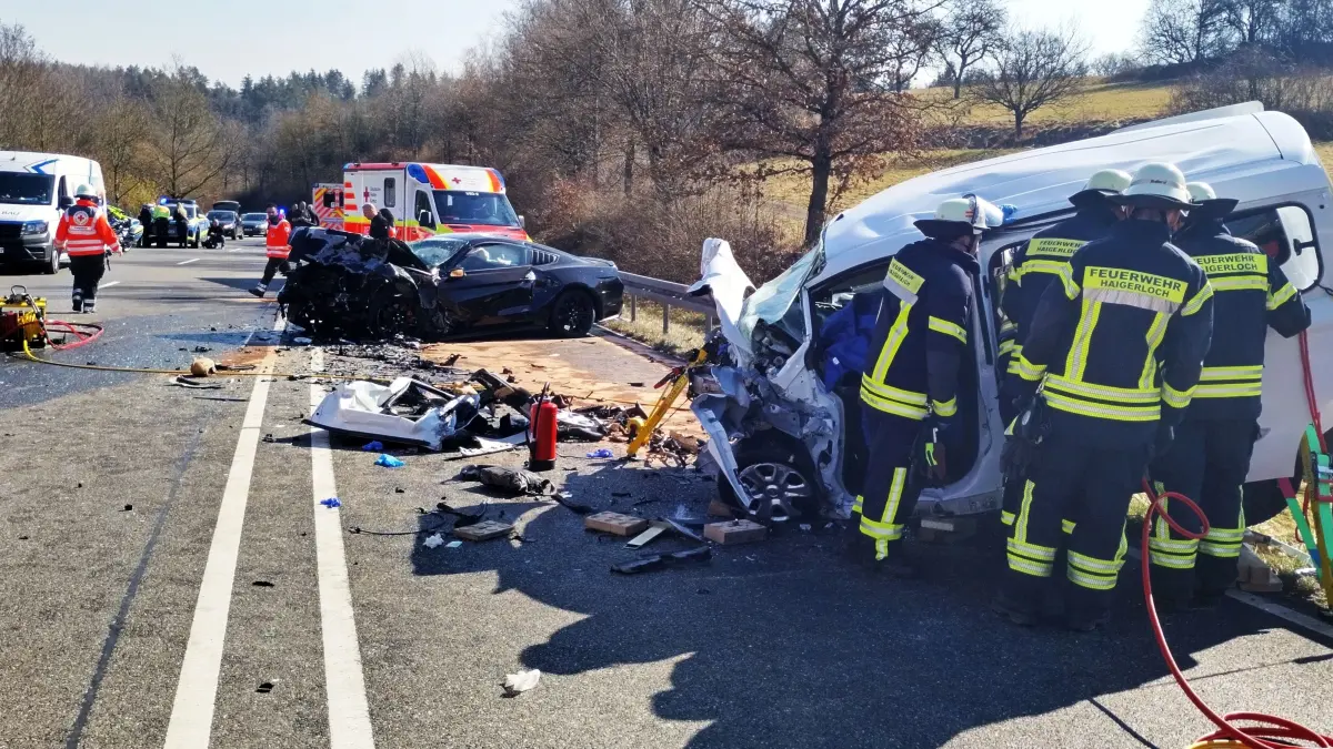Trümmer, Verletzte Tote: Selbst die Feuerwehrleute, Rettungssanitäter und Notärzte erleben nicht jeden Tag einen Unfall wie den, der sich im März 2025 auf der B463 bei Gruol ereignet hat.