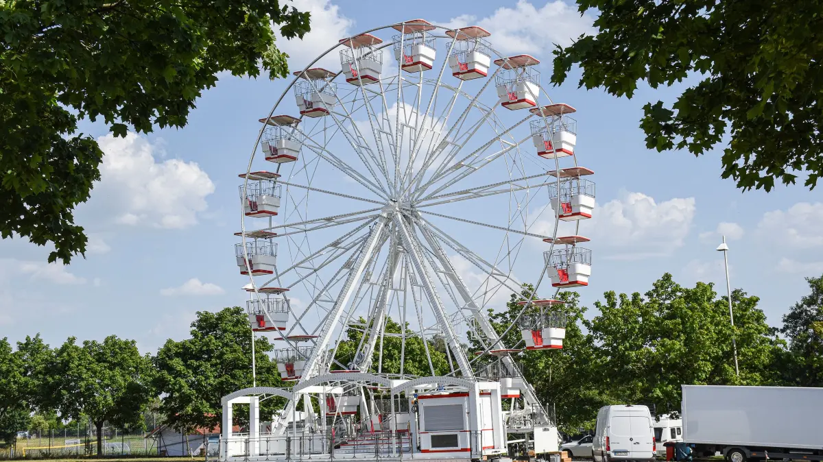Das Geheimnis ist gelüftet: Ein Riesenrad ergänzt den Vergnügungspark zur 800-Jahr-Feier in Gerabronn.