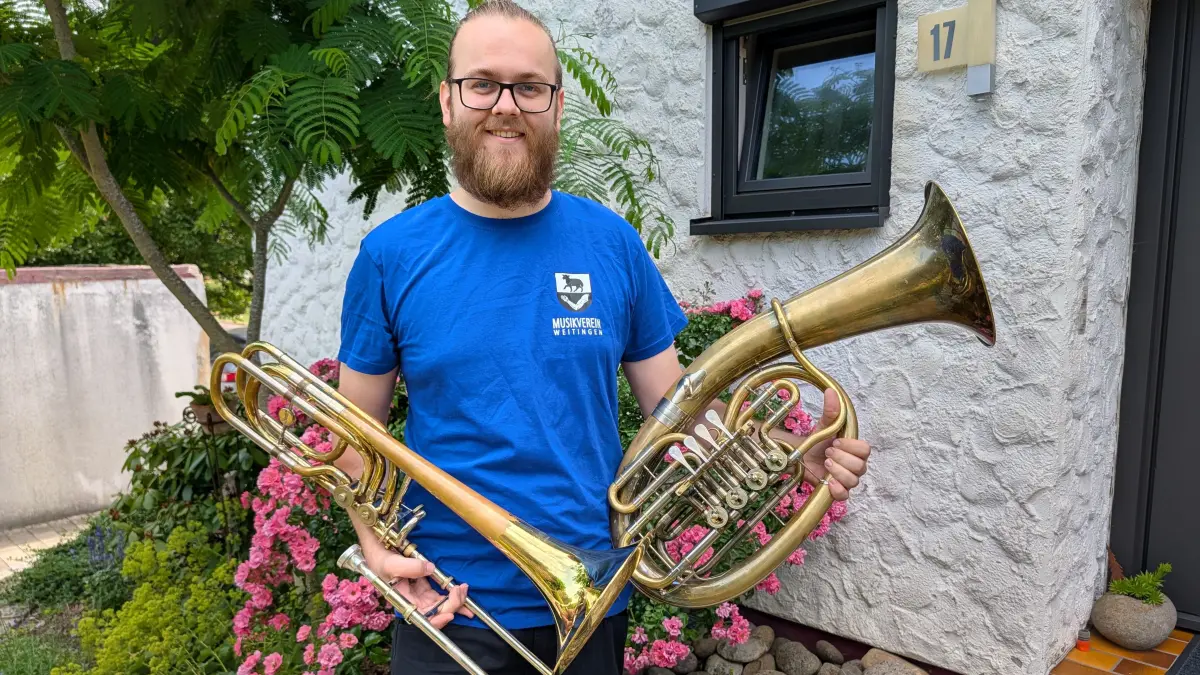 David Schiebel mit seinen beiden Hauptinstrumenten Posaune und Tenorhorn. Der leidenschaftliche Musiker verbindet sein Hobby mit dem Beruf als Metall-Blasinstrumentenmacher.