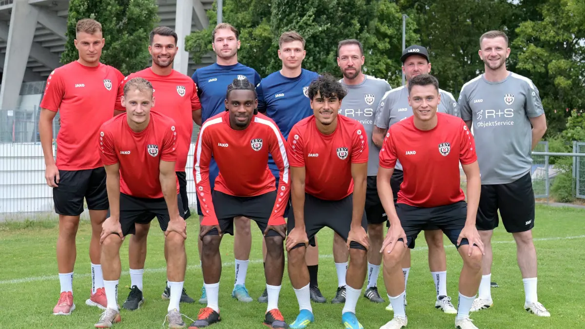 Fussball | SSV Reutlingen / Neuzugaenge: Fussball OL | SSV Reutlingen / Neuzugaenge // 2026-06-30 // Foto: JoBaur //
hinten v.l.n.r. - Tim Schwaiger, Denis Gudzevic, TW Nino Trost, TW-Trainer Tim Becker, Athletiktrainer Matthias Siegele, Trainer Thomas Herbst, Co-Trainer Dino Mujcic /
vorn v.l.n.r. - Stefan Zimmermann, Wycliff Yeboah, Luka-Viktor Butka, Markus Wagner