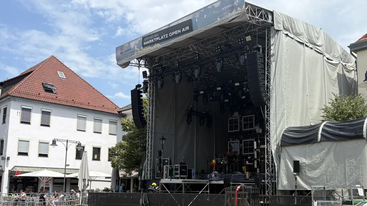 Die letzten Aufbauarbeiten laufen in Balingen.