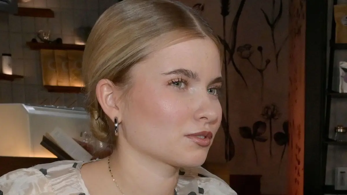 Johanna (Charlott Reschke) alarmiert die Polizei.
