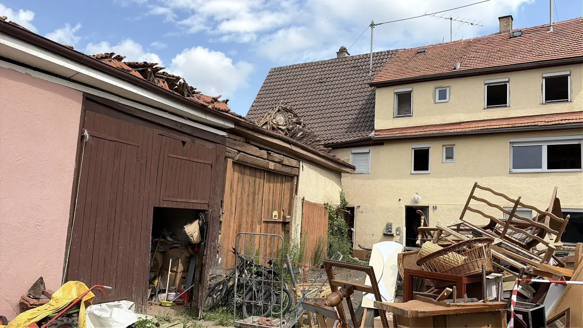 Die Scheune steht schief. Die Schäden am Nachbarhaus sind noch absehbar.