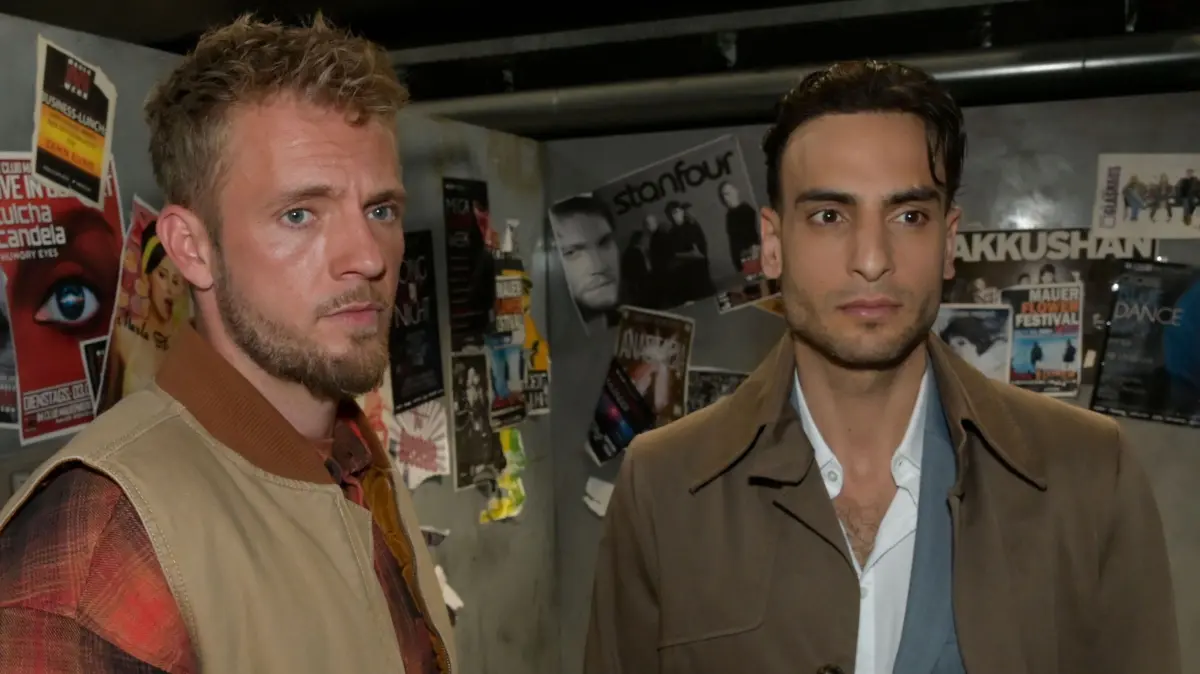 Paul (Niklas Osterloh, l.) merkt, dass seine Enttäuschung bei Nihat (Timur Ülker) groß ist.