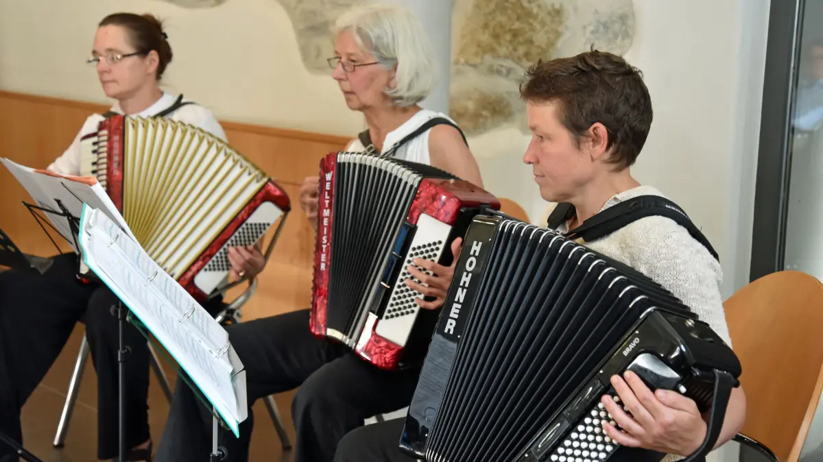 Das Akkordeon-Ensemble der Hechinger Musikschule unter der Leitung von Tanja Deines umrahmte die Ausstellungseröffnung musikalisch.