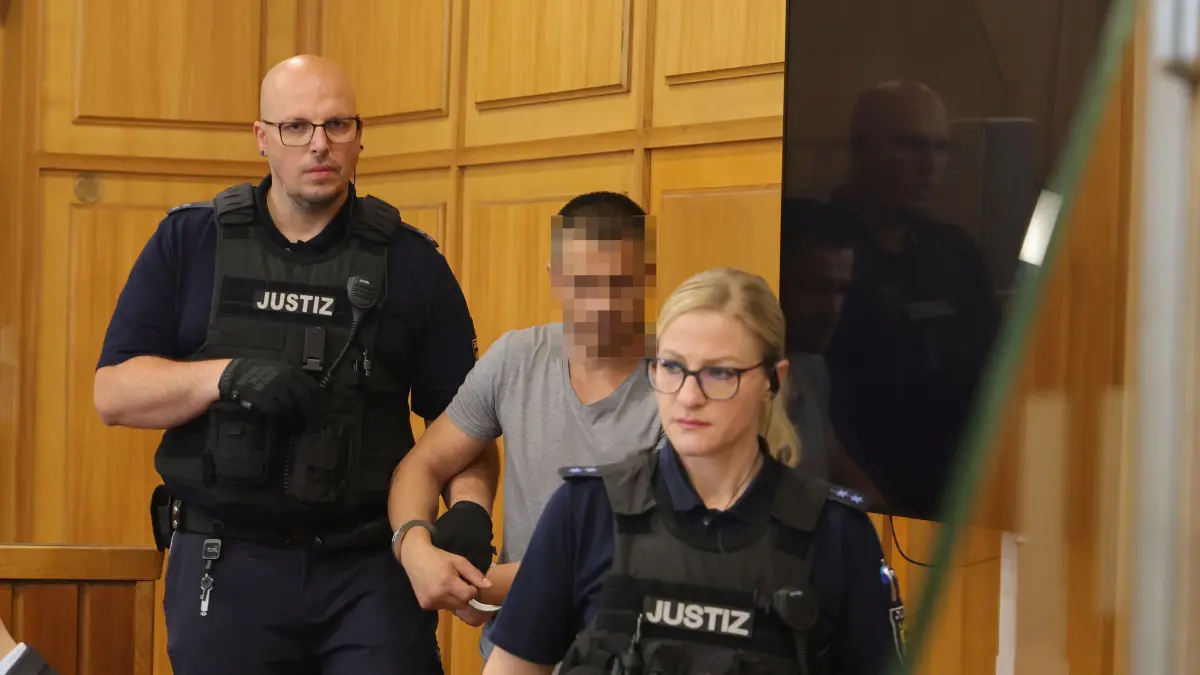 Begleitet von Justizbeamten wird der Angeklagte Vadym S. in den Saal geführt