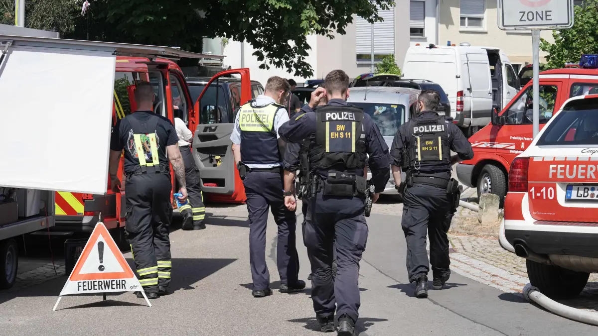Kleiningersheim Kreis Ludwigsburg kein normaler Dachtuhlbrand, Grosseinsatz mit ueber 100 Polizei Beamten, Grosseinsatz bei der Feuerwehr und des SEK. 150 Bewohner der kleinen Gemeinde wurden Evakuiert. Kiliometer weitere Sperrungen sogar in Pleidelsheim. Foto Andreas Rosar Fotoagentur-Stuttgart 01.07.2026
