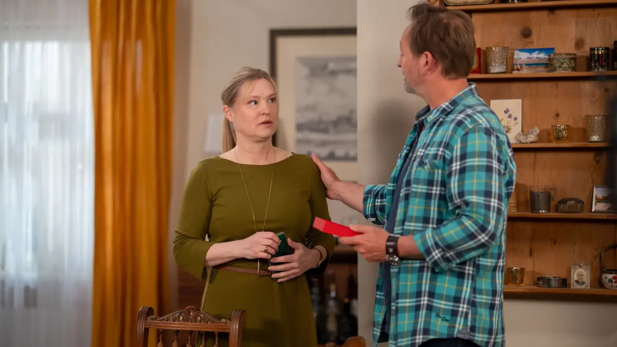 Bei „Dahoam is Dahoam“ ist Vera (Sybille Waury) enttäuscht, dass Gregor (Holger Matthias Wilhelm) versehentlich sein erstes Geschenk geöffnet hat.