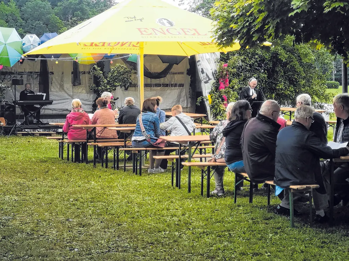 Verschiedene Grillstände und Sitzgelegenheiten laden auf das idyllische Gelände ein.